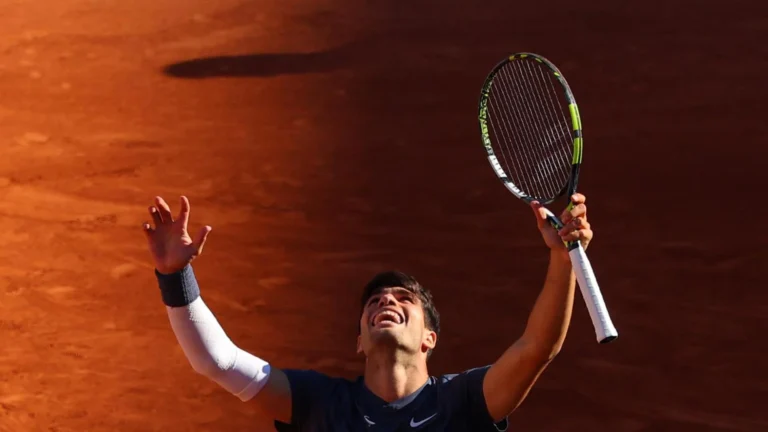 Carlos Alcaraz venció a Jannik Sinner y accede a la final de Roland Garros