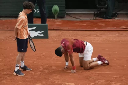 Novak Djokovic se retira del Abierto de Francia por lesión en la rodilla