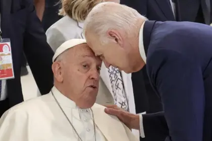 Biden se reúne con el Papa Francisco en la cumbre del G7 en Italia