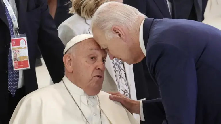 Biden se reúne con el Papa Francisco en la cumbre del G7 en Italia