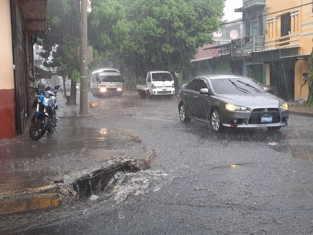 Accidentes por fuertes lluvias en El Salvador dejan 10 personas fallecidas Accidentes por fuertes lluvias en El Salvador dejan 10 personas fallecidas