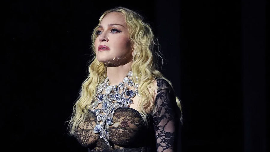 Madonna demandada por presentar "contenido sexual" en su tour