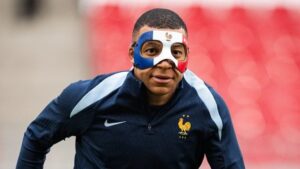 Mbappé luce máscara con la bandera francesa para la Eurocopa