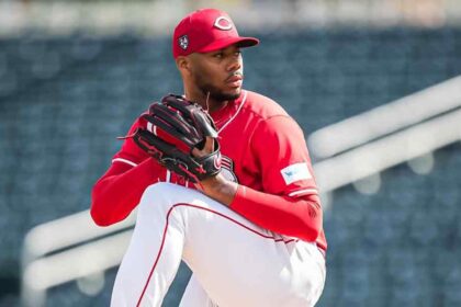 Hunter Greene vomita en el montículo