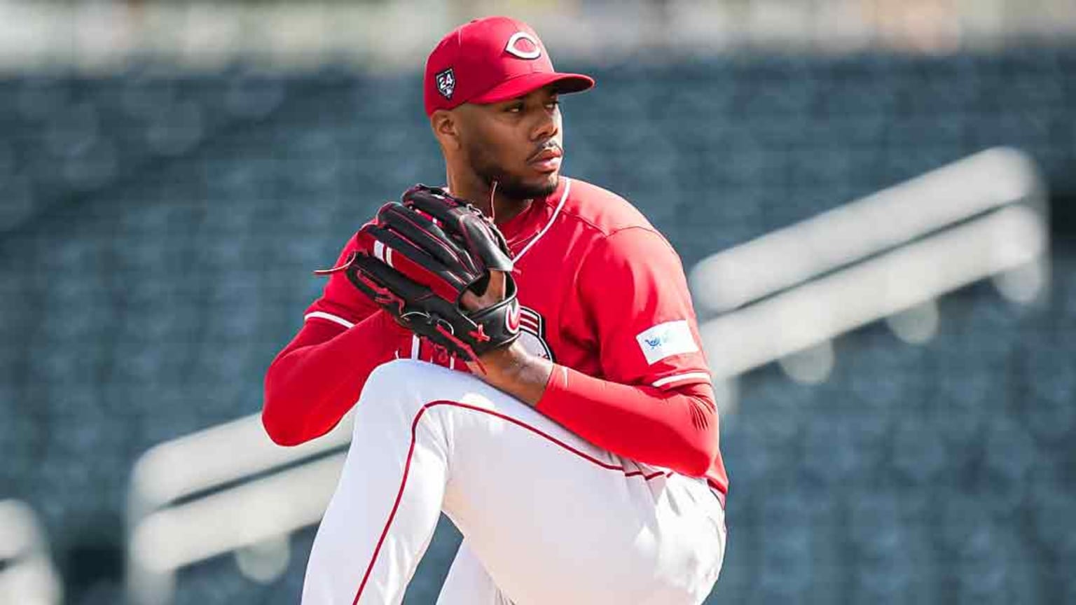 Hunter Greene vomita en el montículo