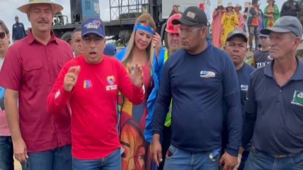 Ministro del Petróleo inspecciona obras para suministrar agua potable a Paraguaipoa