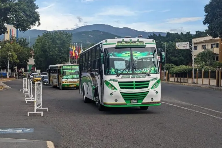 Transportistas venezolanos enfrentan retos para renovar certificados en Colombia