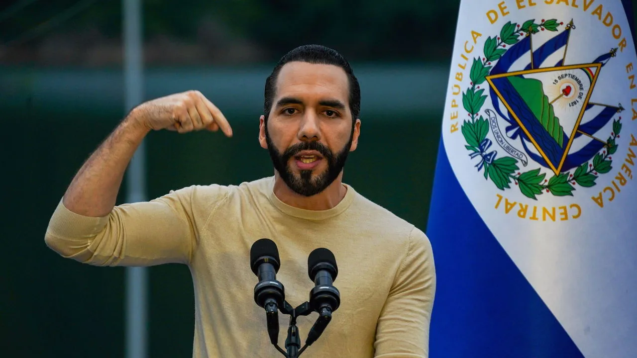 Bukele se compara con Hugo Chávez por proyecto de agro-mercados