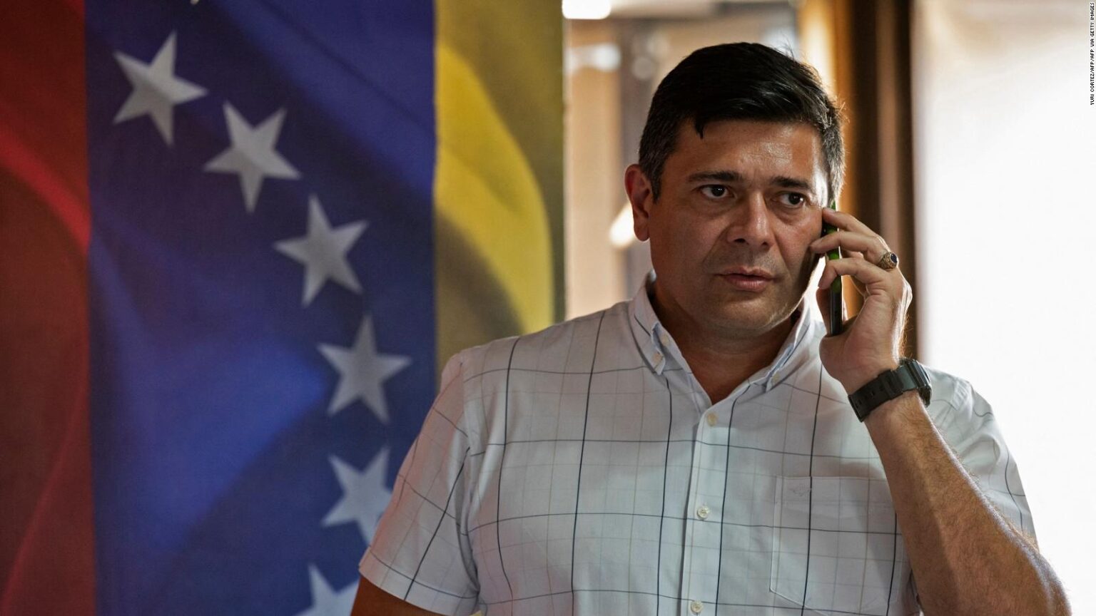 Arrestan al dirigente opositor Freddy Superlano y a dos colaboradores