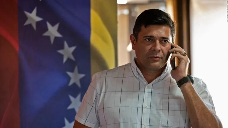 Arrestan al dirigente opositor Freddy Superlano y a dos colaboradores