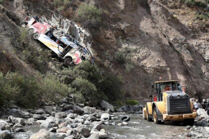 Caída de autobús a un abismo en Perú deja 21 muertos