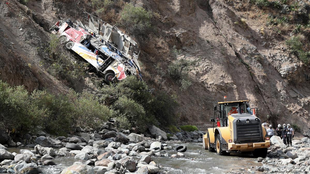Caída de autobús a un abismo en Perú deja 21 muertos Caída de autobús a un abismo en Perú deja 21 muertos