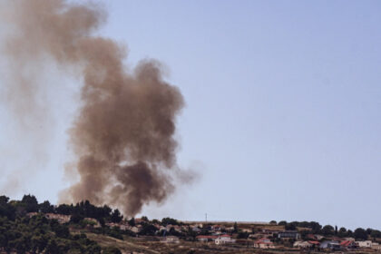 Hezbolá lanza 100 cohetes contra Israel tras muerte de comandante