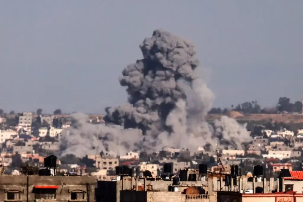 Ejército de Israel bombardea el este de Jan Yunis en la Franja de Gaza Ejército de Israel bombardea el este de Jan Yunis en la Franja de Gaza