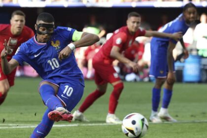 Francia se va a cuartos por un autogol de Bélgica