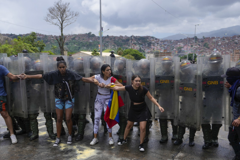 Venezolanos protestan por fraude electoral en varias partes del país Venezolanos protestan por fraude electoral en varias partes del país