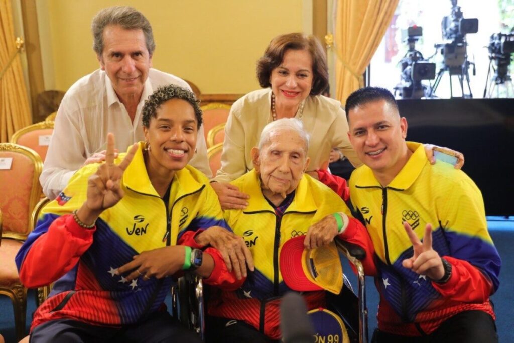 Maduro recibe a delegación venezolana que asistirá a los Juegos Olímpicos de París Maduro recibe a delegación venezolana que asistirá a los Juegos Olímpicos de París