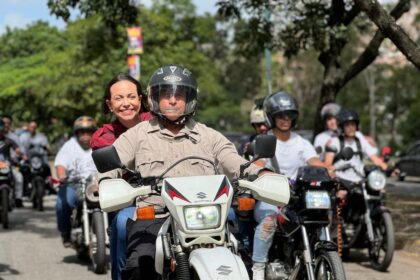 María Corina recorre las calles de Caracas en moto para supervisar elecciones