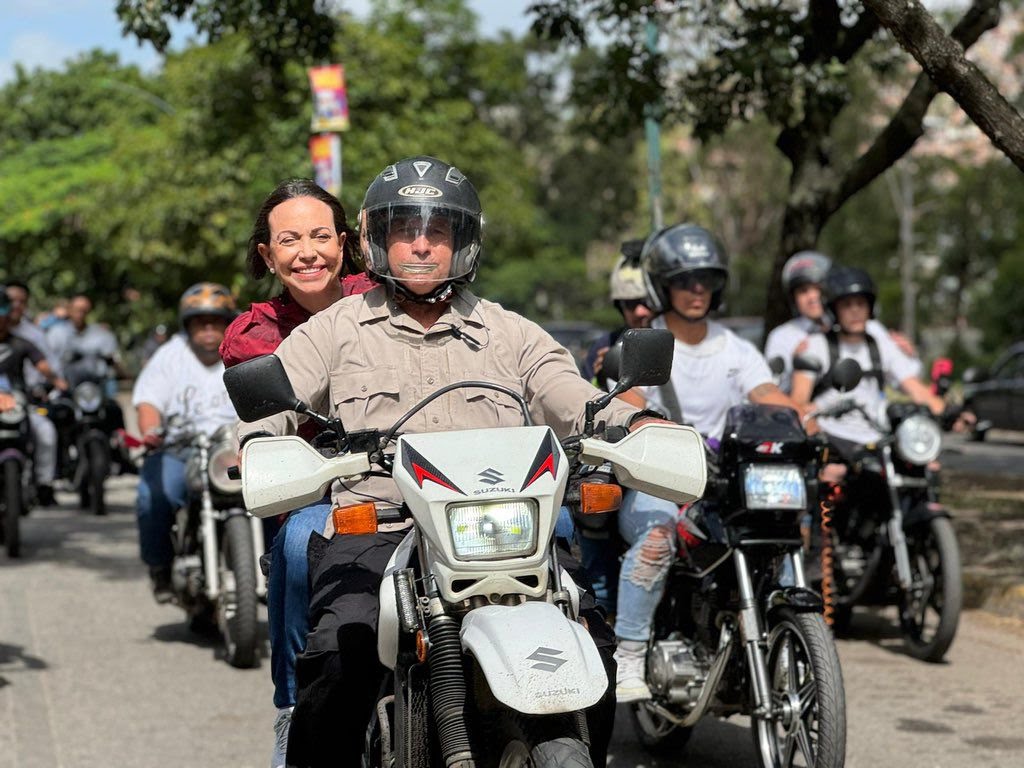 María Corina recorre las calles de Caracas en moto para supervisar elecciones María Corina recorre las calles de Caracas en moto para supervisar elecciones