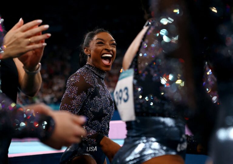 Simone Biles deslumbra en los Juegos Olímpicos, estableciendo un récord de puntuación