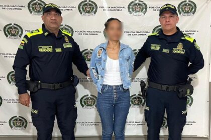 Madre detenida por golpear brutalmente a su hijo de 13 años en Colombia