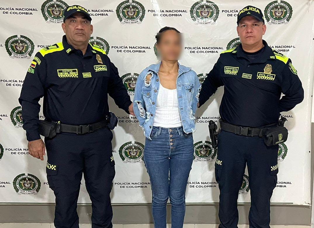 Madre detenida por golpear brutalmente a su hijo de 13 años en Colombia Madre detenida por golpear brutalmente a su hijo de 13 años en Colombia