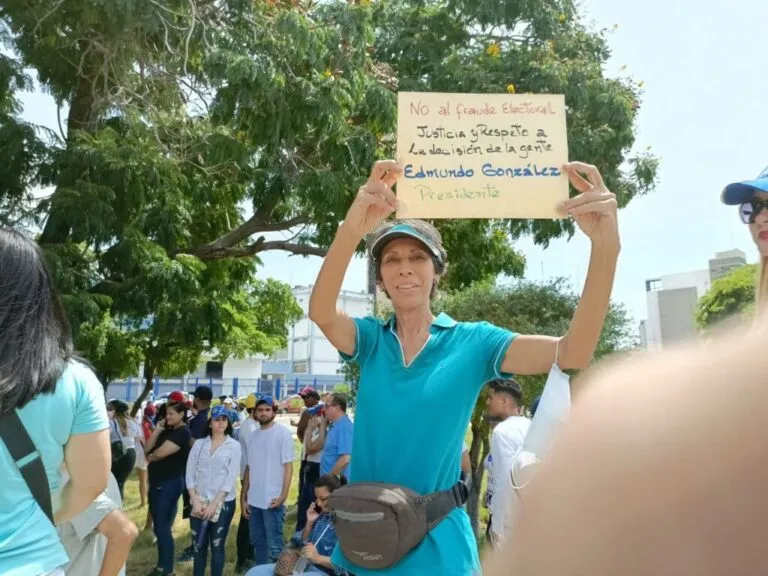 Marabinos se concentran en la Plaza de la República para exigir transparencia electoral