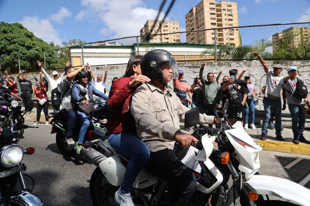 María Corina recorre las calles de Caracas en moto para supervisar elecciones María Corina recorre las calles de Caracas en moto para supervisar elecciones