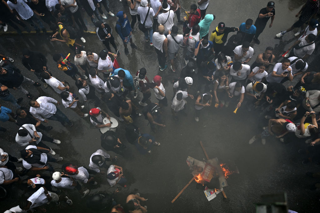Venezolanos protestan por fraude electoral en varias partes del país Venezolanos protestan por fraude electoral en varias partes del país