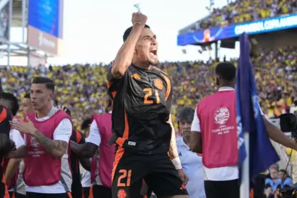 Colombia empata contra Brasil 1-1 y ambos avanzan a cuartos de final