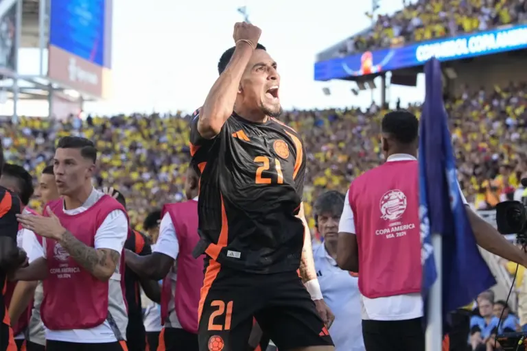 Colombia empata contra Brasil 1-1 y ambos avanzan a cuartos de final