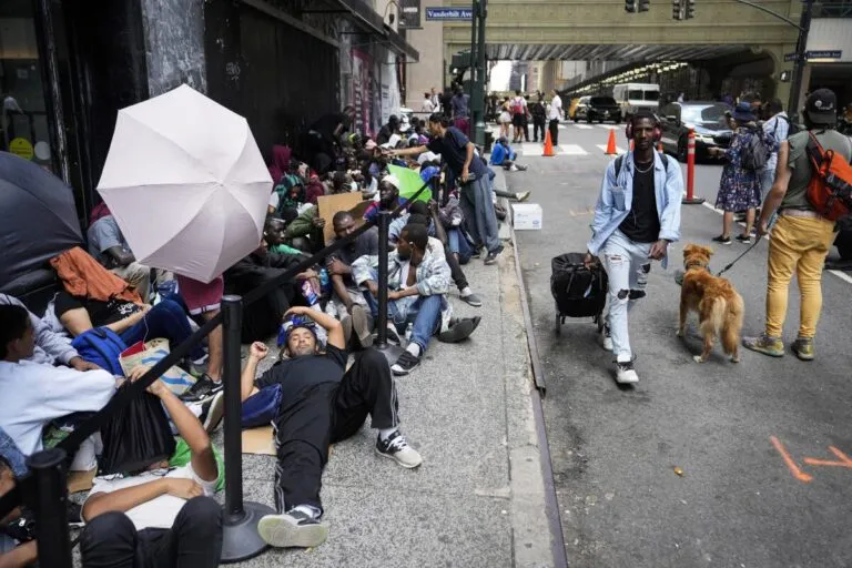 7,300 inmigrantes se beneficiarán de tarjetas de comida en Nueva York