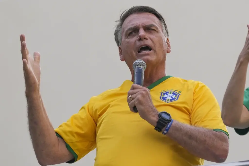 Expresidente Bolsonaro acusado de lavado de dinero y asociación delictiva