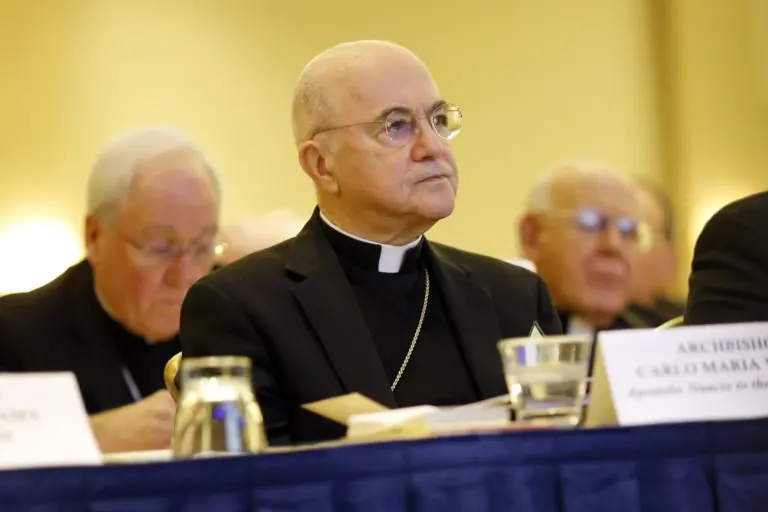 Vaticano excomulga al arzobispo Carlo María Vigano por críticas al Papa Francisco