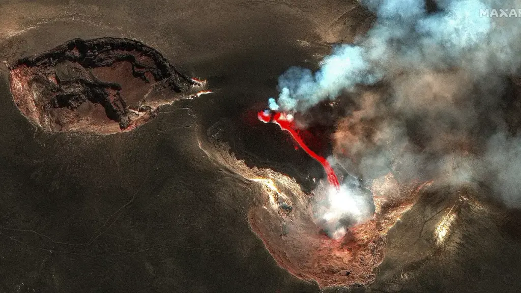Volcán Etna entra en erupción y crea una columna de humo de 5 kilómetros Volcán Etna entra en erupción y crea una columna de humo de 5 kilómetros
