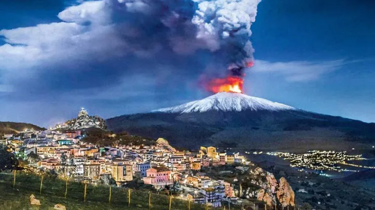 Volcán Etna entra en erupción y crea una columna de humo de 5 kilómetros