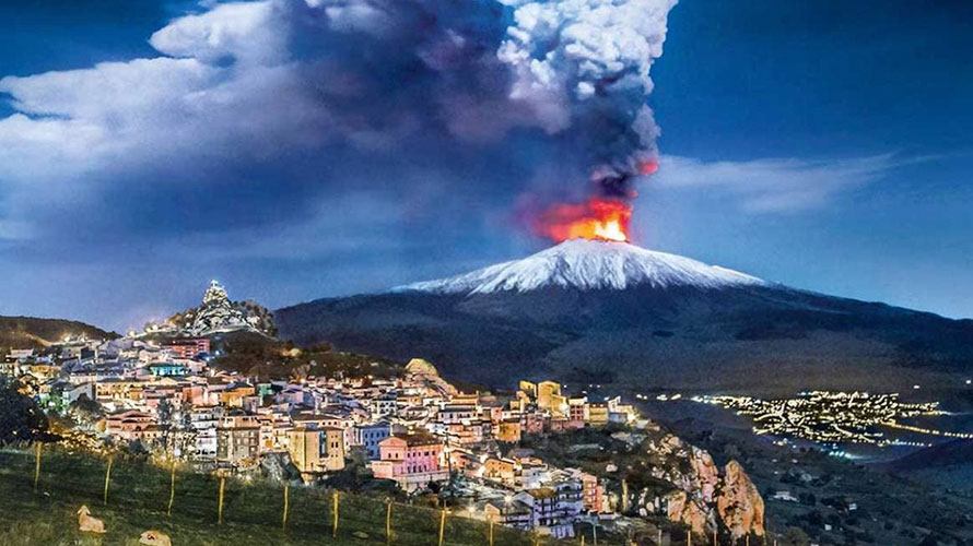 Volcán Etna entra en erupción y crea una columna de humo de 5 kilómetros Volcán Etna entra en erupción y crea una columna de humo de 5 kilómetros