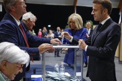 La izquierda se impone en ajustadas elecciones legislativas en Francia