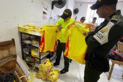 Decomisan 1,200 camisetas ilegales de la Selección colombiana en Barranquilla