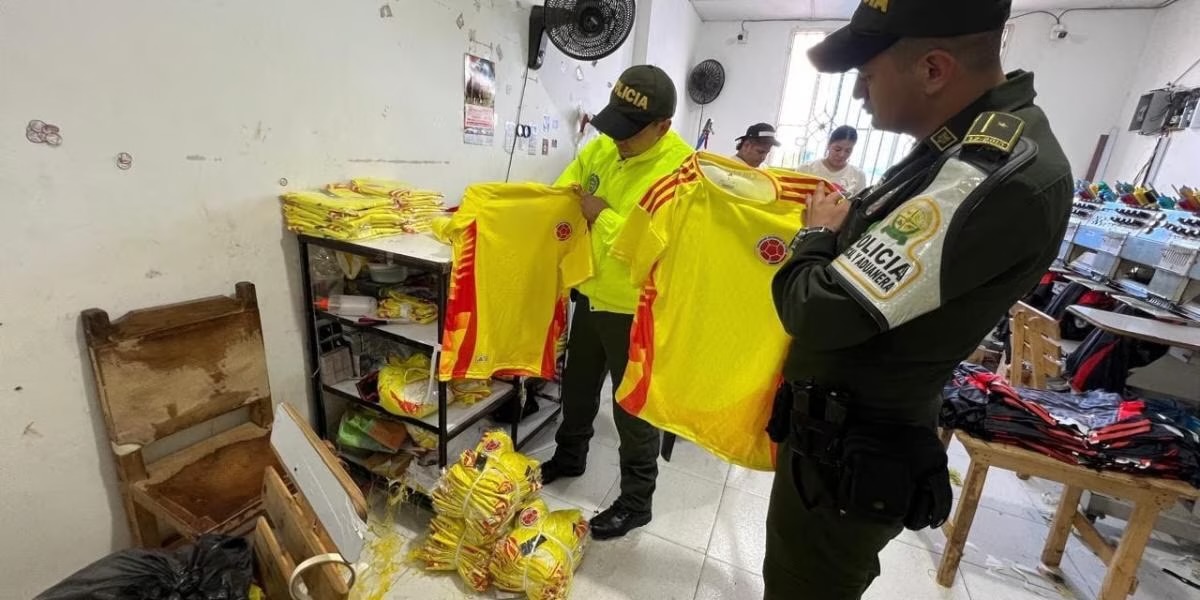 Decomisan 1,200 camisetas ilegales de la Selección colombiana en Barranquilla