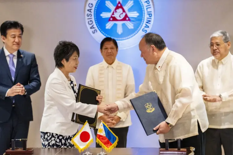 Japón y Filipinas firman un histórico pacto de defensa