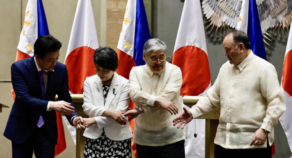 Japón y Filipinas firman un histórico pacto de defensa Japón y Filipinas firman un histórico pacto de defensa