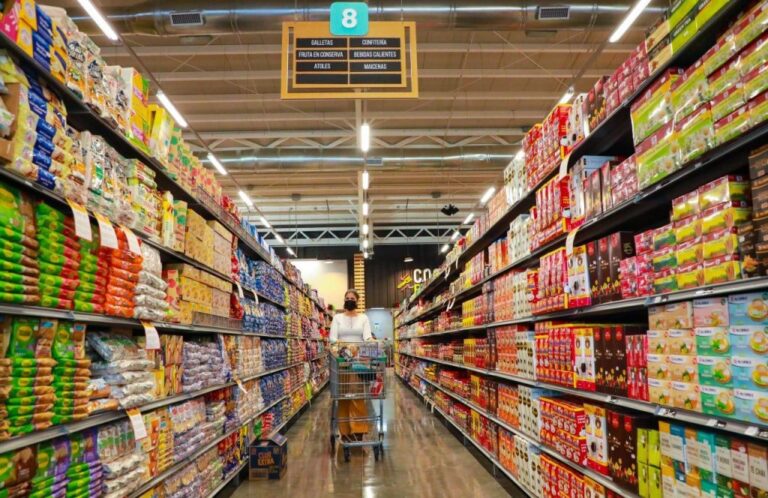 El Salvador investiga a supermercados por alza de precios en alimentos