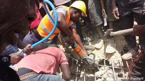 Mueren 21 personas en derrumbe de escuela en Nigeria