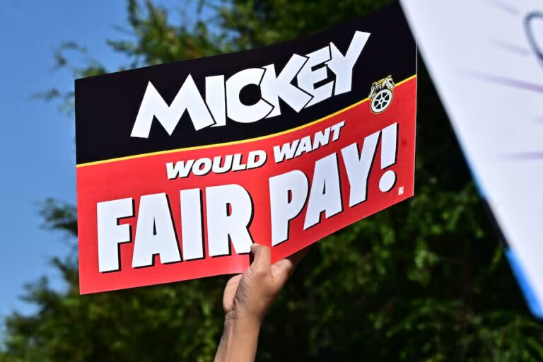 Empleados de Disneylandia votan a favor de huelga  por salarios indignos