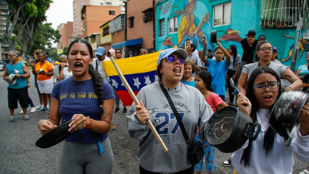 Venezolanos protestan por fraude electoral en varias partes del país Venezolanos protestan por fraude electoral en varias partes del país