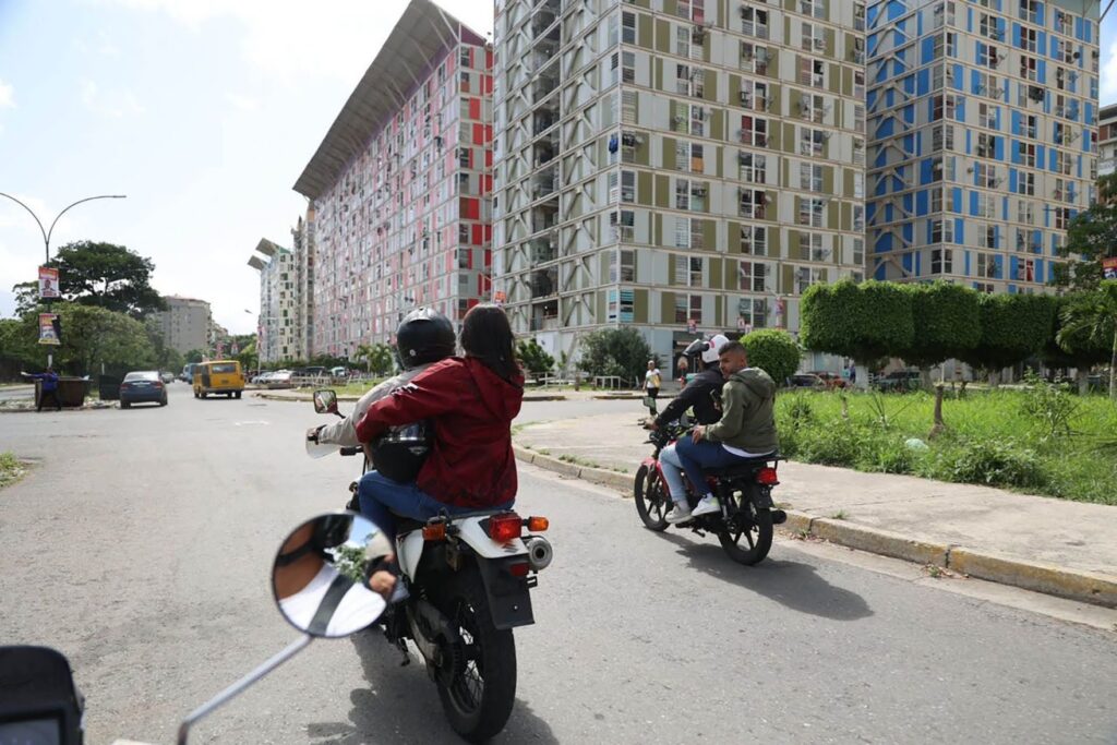 María Corina recorre las calles de Caracas en moto para supervisar elecciones María Corina recorre las calles de Caracas en moto para supervisar elecciones