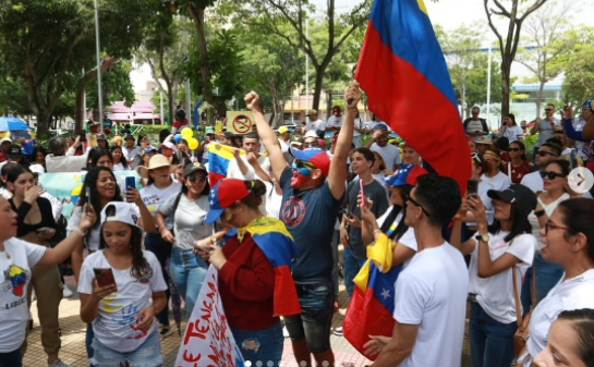 Venezolanos se reúnen en sitios públicos de Colombia apoyando las presidenciales Venezolanos en Colombia