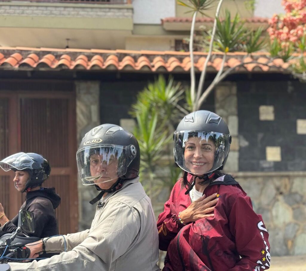 María Corina recorre las calles de Caracas en moto para supervisar elecciones María Corina recorre las calles de Caracas en moto para supervisar elecciones