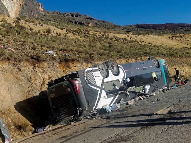 Caída de autobús a un abismo en Perú deja 21 muertos Caída de autobús a un abismo en Perú deja 21 muertos